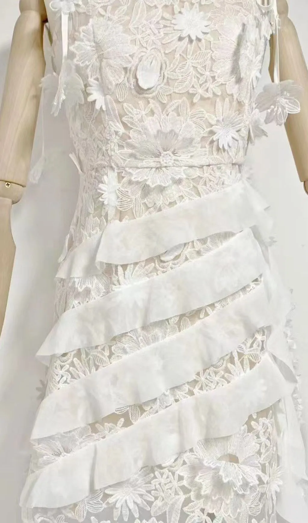 3D FLORAL-EMBELLISHED LACE STRAPPY MINI DRESS IN WHITE
